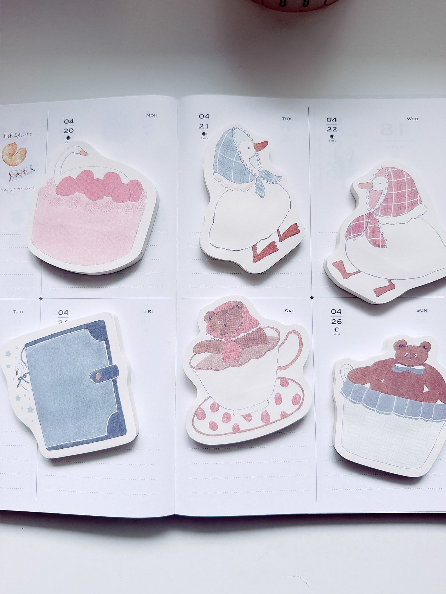 Papier Platz x Shoichiro Tobimatsu | Pink Swan &amp; Scarf Die Cut Sticky Notes | 61-506