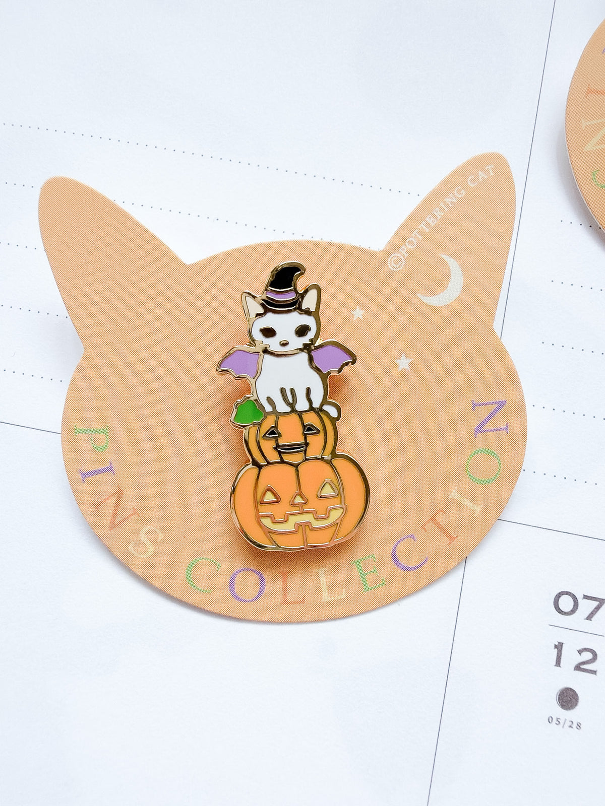Pottering Cat | Halloween Pumpkin Cat Pillow  Enamel Pin | HW-11